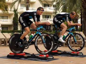 Ciclistas entrenando en rodillos