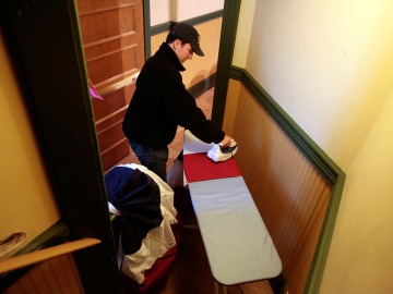 Un hombre haciendo las labores del hogar Un hombre haciendo las labores del hogar