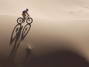 Milton Ramos atraviesa una duna en la Titan Desert