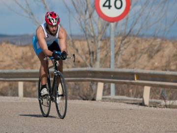 Alberto Cendrero entrenando en bici