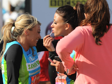 Maquillaje de una corredora antes de la carrera Maquillaje de una corredora antes de la carrera