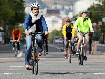 Ciclistas en bici por la ciudad