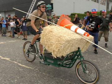 Un hombre con una carga pesada en bici