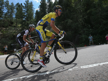 Unos ciclistas afrontan la subida de un repecho