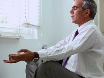 Un hombre meditando Un hombre meditando