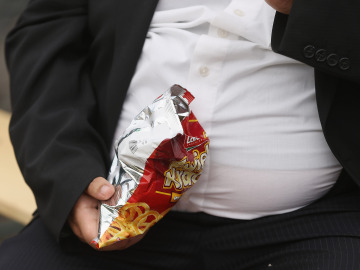 Un hombre come unos ganchitos Un hombre come unos ganchitos