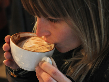 Una mujer toma un caf&eacute; antes de salir a correr