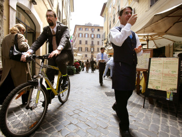 Un hombre va a trabajar en su bici