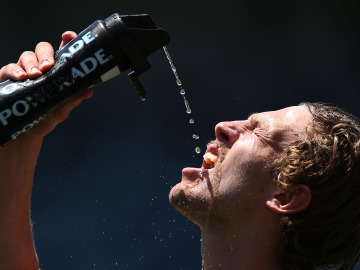 Un corredor bebe agua en una carrera