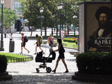 Una viandante pasea por el centro de Madrid