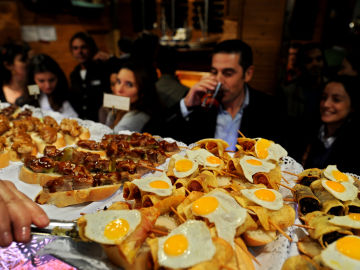 Imagen de archivo de un bar de tapas