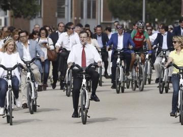 Rajoy, Aguirre y Cifuentes pasean por Madrid R&iacute;o.