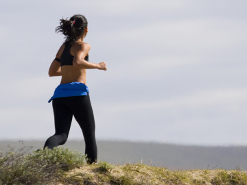 Una mujer corriendo por la monta&ntilde;a
