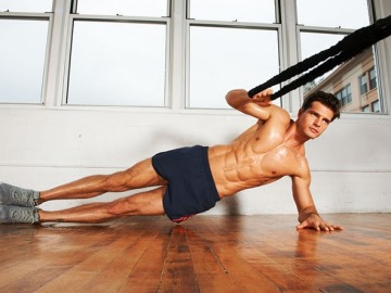 Muestra sus abdominales mientras posa para la foto