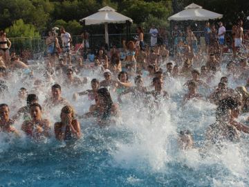 Fiesta en la piscina en Cullera