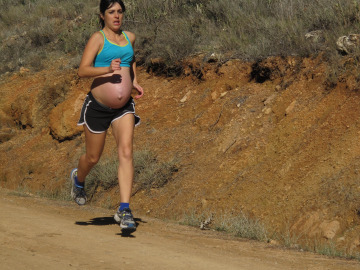 La atleta Mar&iacute;a Luisa Baena corriendo embarazada