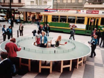 Jugar al ping pong en una mesa redonda es posible
