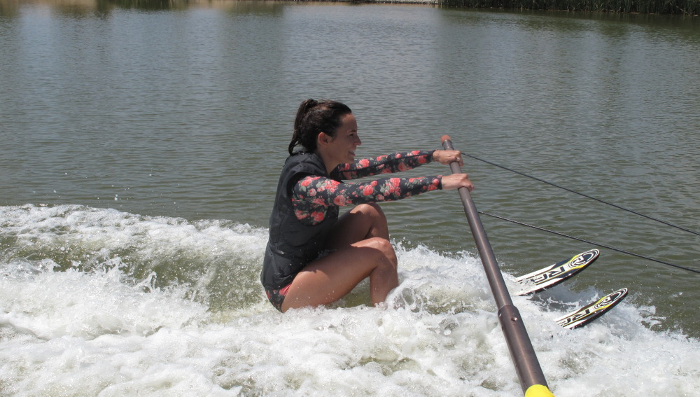 Paula Butragueño practicando esquí acuático