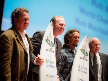 Presentaci&oacute;n de la tabla de surf hecha con algas
