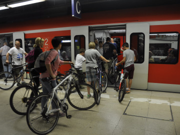 Pasajeros entrando al tren con bici