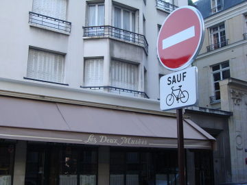 Se&ntilde;al de prohibido salvo bicis en Francia