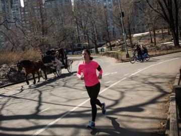 Mujer corriendo por Central Park