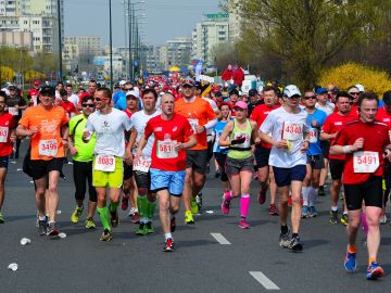 Corredores en una maratón popular Corredores en una maratón popular