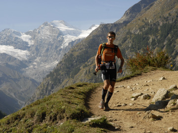 Un corredor de trail running