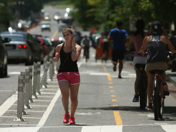 Una mujer corre en una cuesta