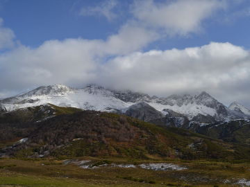 Pe&ntilde;a Ubi&ntilde;a entre nubes