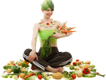 Una persona rodeada de verduras