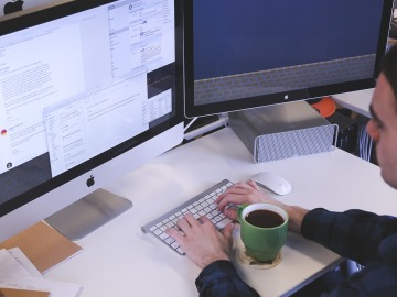 Un trabajador en su oficina con un caf&eacute;