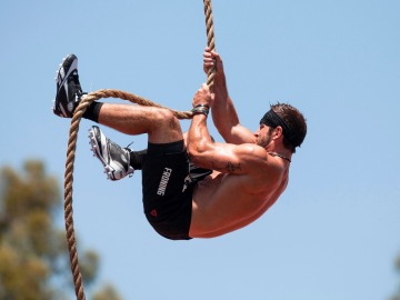 Un hombre practicando ascensi&oacute;n en la cuerda