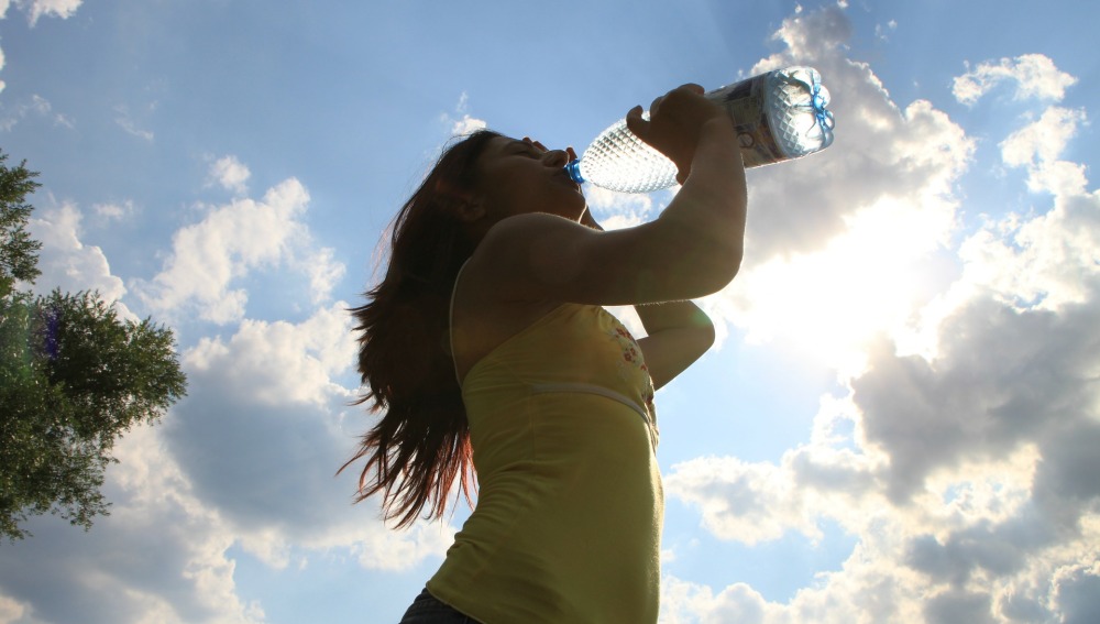Tienes que beber mucha agua y mantenerte hidratado. Pero hay otra bebida que te ayudará mucho más