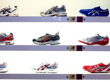 Stand lleno de zapatillas deportivas