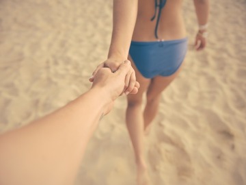 Una pareja se da la mano