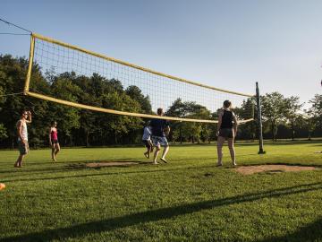 Unos jóvenes juegan al voleybol Unos jóvenes juegan al voleybol