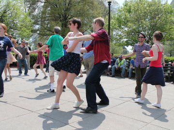 Cinco razones para que los hombres aprendan a bailar… aunque no les guste Cinco razones para que los hombres aprendan a bailar… aunque no les guste