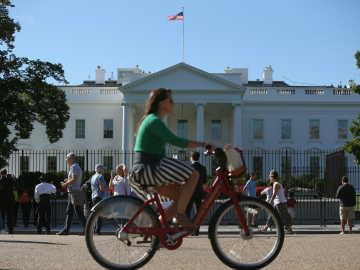 Una chica pasea en bici por Washington