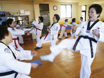 Personas mayores practicando Taekwondo