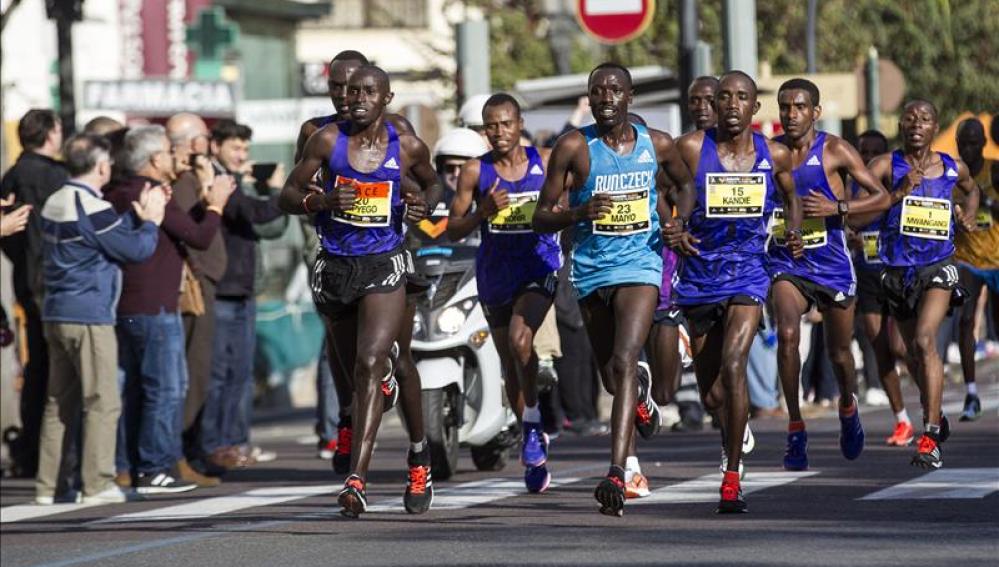 Más de 16.000 corredores han tomado esta mañana la salida de la maratón de Valencia