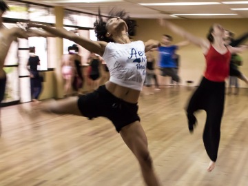 Curvas de vértigo y cuerpos fibrosos a ritmo de funky, breakdance o ragga Curvas de vértigo y cuerpos fibrosos a ritmo de funky, breakdance o ragga