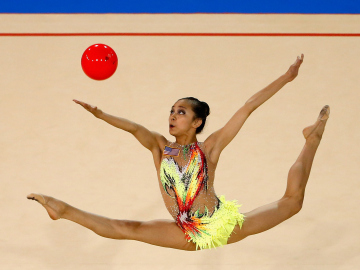 Una gimnasta en pleno ejercicio