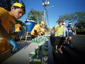 Voluntarios en una carrera Voluntarios en una carrera