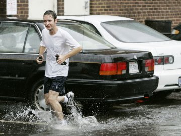 Un runner corriendo bajo la lluvia Un runner corriendo bajo la lluvia