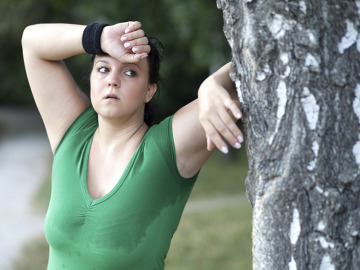 Mujer agotada tras hacer ejercicio Mujer agotada tras hacer ejercicio