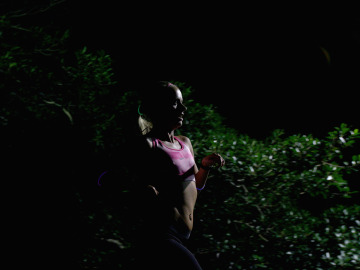 Una runner corriendo por la noche