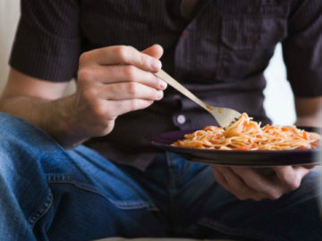 Hombre comiendo pasta Hombre comiendo pasta
