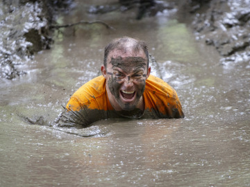 Un tipo duro en una carrera por el barro Un tipo duro en una carrera por el barro