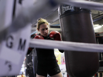 Una mujer con un saco de boxeo